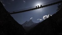 Tim gabungan diisi oleh empat surveyor tanah Nepal menghabiskan waktu dua tahun pelatihan untuk menuju puncak Gunung Everest. Setelah dihitung resmi, ternyata kini Puncak Everest memiliki ketinggian baru, yaitu 8.848,086 meter atau lebih tinggi 0,86 meter dari penngumuman Nepal.  (AFP)