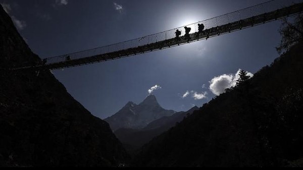 Tim gabungan diisi oleh empat surveyor tanah Nepal menghabiskan waktu dua tahun pelatihan untuk menuju puncak Gunung Everest. Setelah dihitung resmi, ternyata kini Puncak Everest memiliki ketinggian baru, yaitu 8.848,086 meter atau lebih tinggi 0,86 meter dari penngumuman Nepal. (AFP) Tim gabungan diisi oleh empat surveyor tanah Nepal menghabiskan waktu dua tahun pelatihan untuk menuju puncak Gunung Everest. Setelah dihitung resmi, ternyata kini Puncak Everest memiliki ketinggian baru, yaitu 8.848,086 meter atau lebih tinggi 0,86 meter dari penngumuman Nepal. (AFP)