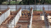 Direktur Utama Adhi Karya Entus Asnawi Mukhson mengungkapkan pembebasan lahan yang lambat jadi faktor utama molornya operasi LRT Jabodebek. Salah satunya terjadi pada lahan proyek di kawasan Dukuh Atas. Tepatnya pada lahan yang akan digunakan untuk pembangunan salah satu jembatan bentang panjang alias longspan pada lintasan LRT Jabodebek.