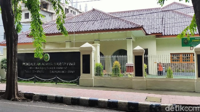 Seorang hakim Pengadilan Agama (PA) Banyuwangi meninggal dunia terpapar COVID-19. Itu dibenarkan Ketua PA Banyuwangi, Dr H Akhmad Bisri Mustaqim.