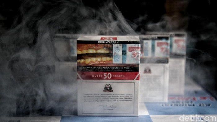 Cukai rokok 2021 naik menjadi 12,5%. Kenaikan tarif tersebut mulai berlaku pada Februari 2021 mendatang.