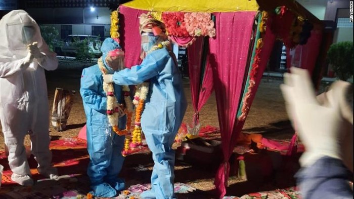 Viral Potret Pengantin India Nikah Pakai Hazmat Gegara Positif Corona Viral Potret Pengantin India Nikah Pakai Hazmat Gegara Positif Corona