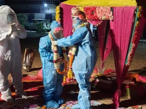 Viral Potret Pengantin India Nikah Pakai Hazmat Gegara Positif Corona