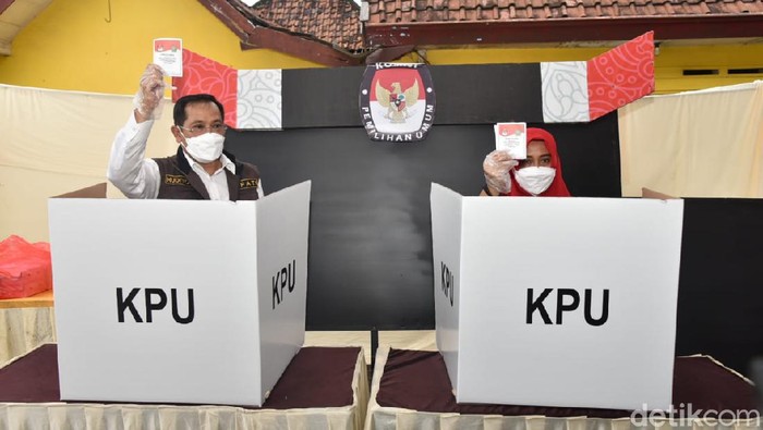 Pj Bupati Hudiyono saat nyoblos