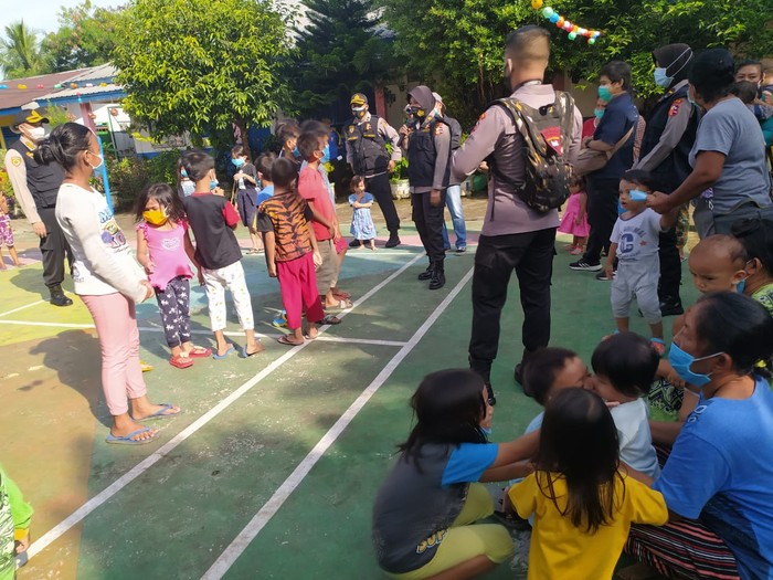 Polisi beri trauma healing ke korban banjir Medan (dok. Istimewa)