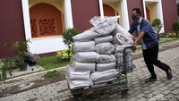 Petugas membawa selimut untuk kamar-kamar di Asrama Haji Bekasi.