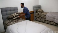 Petugas merapikan kasur di Asrama Haji Bekasi, Jawa Barat, Kamis (10/12/2020).
