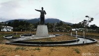Patung Presiden RI Pertama, Ir. Soekarno berada di Pos Lintas Batas Negara (PLBN) Terpadu Aruk, Kalimantan Barat.