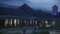 Teras negara ini menghubungkan Indonesia dan Malaysia melalui Kabupaten Sambas yang berdekatan langsung dengan Kota Singkawang.
