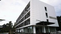 Selain dibangun PLBN, kawasan tersebut juga dibangun rest area yang dilengkapi dengan Wisma Indonesia, yang di kelola oleh pihak Badan Nasional Pengelolaan Perbatasan (BNPP).