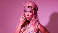 Melengkapi penampilannya, Uli Auliani mengenakan rok tutu putih dengan stocking jaring-jaring. (Foto: dok. Instagram @uliaulianiofficial) 