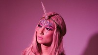 Uli Auliani mengunggah sederet foto berpenampilan seksi. (Foto: dok. Instagram @uliaulianiofficial) 