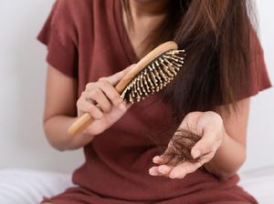 6 Cara Perawatan Rambut Rontok yang Parah