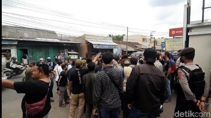 Ratusan pendukung salah satu paslon menggeruduk kantor KPU Tasikmalaya