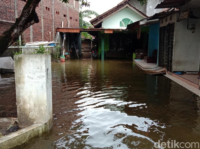 Rumah warga di Dukuh Barisan Desa Jati Wetan, Kecamatan Jati, Kudus yang terendam banjir, Kamis (10/12/2020).