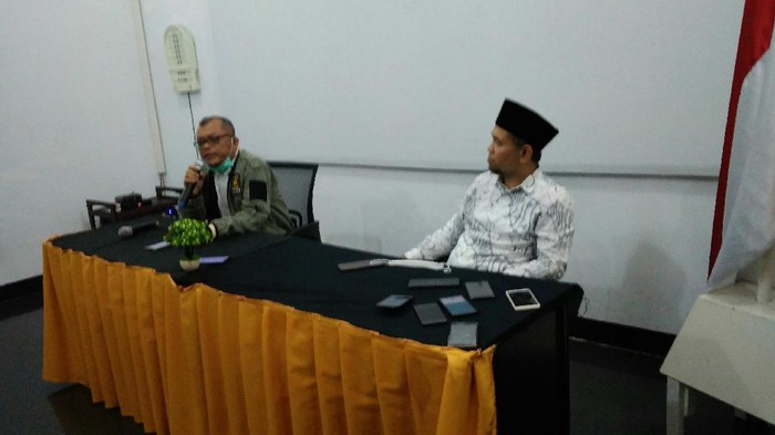 Salman Alfarisi (kemeja putih-peci hitam)/Datuk Haris-detikcom