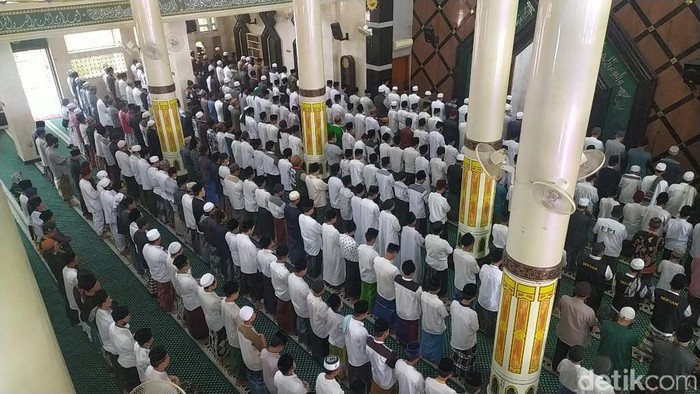 Santri dan ulama di Ciamis gelar salat gaib untuk 6 laskar FPI yang tewas ditembak.
