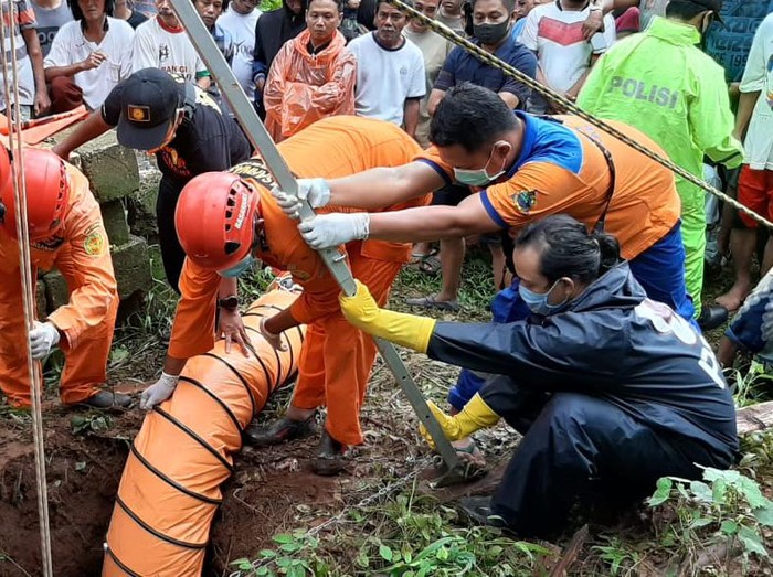 Seorang bocah yang hilang sejak kemarin ditemukan tewas dalam sumur di Jepara, Kamis (10/12/2020).