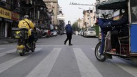 Saat lockdown diterapkan, sejumlah barrier terpasang di beberapa ruas jalan Kota Wuhan. Pemasangan itu dilakukan untuk mengontrol aktivitas warga di sana selama penerapan lockdown guna memutus rantai penyebaran virus Corona. Kini saat kawasan di Wuhan itu kembali dipotret pada awal Desember 2020, barrier kuning tersebut tak lagi ada usai lockdown dicabut dan penyebaran virus Corona di kawasan tersebut dapat ditangani. Getty Images/Getty Images.