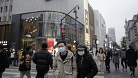 Pada bulan Februari 2020 lalu saat lockdown diterapkan di Wuhan, sejumlah toko diwajibkan untuk tutup sebagai upaya untuk memutus rantai penyebaran virus Corona. Kini, Desember 2020, toko-toko di kawasan bisnis Wuhan tersebut tampak kembali beroperasi. Getty Images/Getty Images.