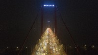 Suasana jembatan Sungai Yangtze yang sepi di saat malam saat Wuhan menerapkan lockdown total di awal tahun 2020. Pada bulan Desember 2020, jembatan itu kembali ramai oleh kendaraan. Getty Images/Getty Images.