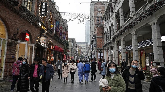 Wuhan jadi kota pertama yang melakukan lockdown akibat virus Corona. Sempat sepi bagaikan kota mati, kini Wuhan kembali ramai oleh aktivitas warga.