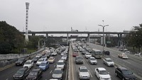 Begini suasana di salah satu jalan yang berada di Kota Wuhan, China, pada bulan Januari 2020. Seperti diketahui, kasus pertama COVID-19 terdeteksi di kawasan Wuhan. Akibatnya, kawasan itu pun membatasi aktivitas warganya dengan menerapkan lockdown selama beberapa bulan guna memutus rantai penyebaran virus Corona. Kini, satu tahun setelah pasien COVID-19 pertama kali terdeteksi di Wuhan, kawasan itu kembali ramai oleh aktivitas warganya usai lockdown dicabut dan virus Corona dapat ditangani dengan baik. Getty Images/Getty Images.