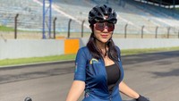 Bahkan Sirkuit Sentul saja sudah pernah dilibas Tante Ernie dengan sepeda. Foto: Instagram Tante Ernie
