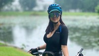 Tante Ernie juga pernah bersepeda di kawasan Bogor. Foto: Instagram Tante Ernie