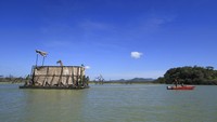 Jerapah ini dievakuasi oleh organisasi satwa liar dengan bantuan masyarakat setempat saat permukaan danau Baringo naik sekitar 6 inci sehari, merubah habitat asli jerapah menjadi pulau yang terus menyusut.  