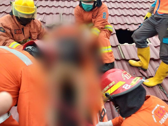 Pria di Surabaya ditemukan tak sadarkan diri lalu tewas di atap sebuah rumah. Ia diduga tewas tersetrum.