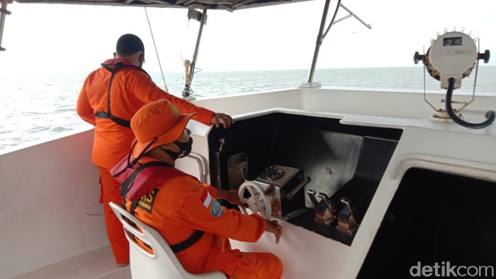 Tim SAR mencari keberadaan kapal nelayan Indramayu yang hilang kontak