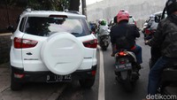 Selain itu, bahu jalan di kawasan tersebut juga tak jarang digunakan sebagai tempat parkir kendaraan.