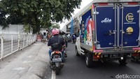 Akibatnya, terjadi penyempitan jalur sehingga tak jarang menyebabkan kepadatan arus lalu lintas di jalan tersebut.