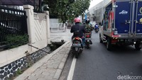 Sejumlah kendaraan melintas di samping trotoar yang tampak menyempit di area sekitar pembangunan Fly Over Jalan Laswi-Pelajar Pejuang, Kota Bandung, Kamis (10/12/2020).