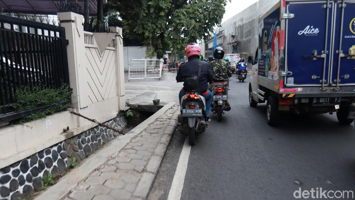 Trotoar di Dekat Fly Over Laswi-Pelajar Pejuang Bandung Sempit Trotoar di sekitar fly over Jalan Laswi-Pelajar Pejuang, Kota Bandung, tampak sempit. Selain itu, bahu jalan juga tak jarang dijadikan tempat parkir kendaraan.