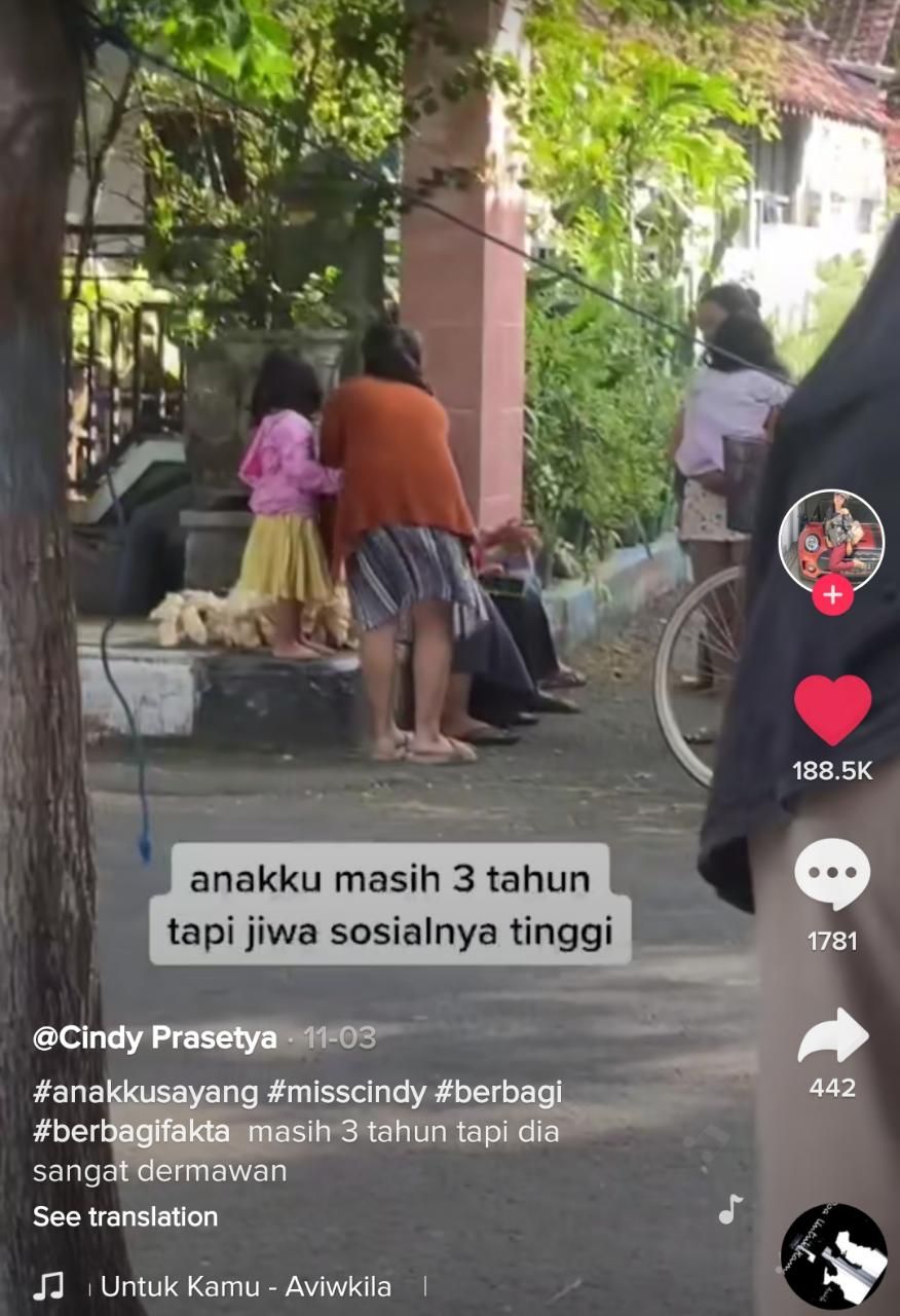 Tuai Pujian! Bocah 3 Tahun Minta Ibunya Borong Kerupuk Kakek-kakek
