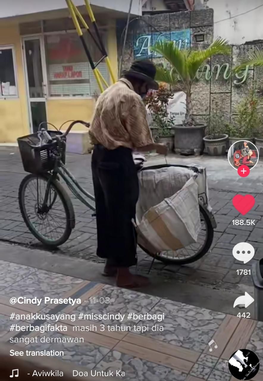 Tuai Pujian! Bocah 3 Tahun Minta Ibunya Borong Kerupuk Kakek-kakek