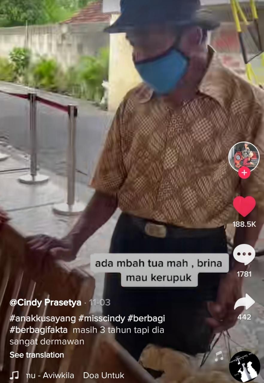 Tuai Pujian! Bocah 3 Tahun Minta Ibunya Borong Kerupuk Kakek-kakek