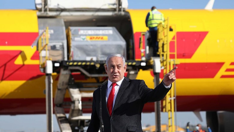 Vaksin COVID-19 Pfizer Mendarat di Israel Israeli Prime Minister Benjamin Netanyahu, left, attends the arrival of over 100,000 of doses of the Pfizer coronavirus vaccines at the Ben Gurion Airport near Tel Aviv, Israel, Wednesday, Dec. 9, 2020. (Abir Sultan/Pool Photo via AP)