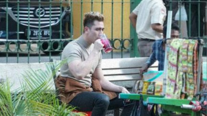 Verrel Bramasta Minum Es di Pinggir Jalan