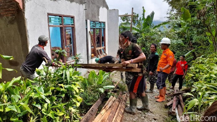 Warga bergotong royong merobohkan rumah yang terdampak tanah gerak di Banjarnegara, Kamis (10/12/2020).