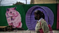 Mural yang dibuat bertema kehidupan sosial.