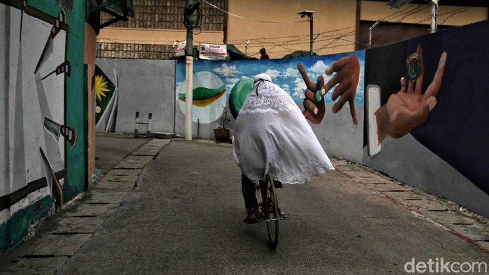 Warna-warni Mural Bikin Kampung Japat Embrat Lebih Hidup Kampung Japat Embrat, di Ancol, Jakarta Utara, dihiasi dengan beragam mural menarik. Yuk kita lihat.