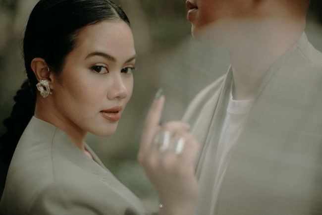 Setelah merilis lagu terbarunya itu, Yura pun baru mulai terbuka pada publik. Dirinya mengunggah beberapa foto-foto bak pre-wedding bersama kekasih. Foto: Instagram/yurayunita