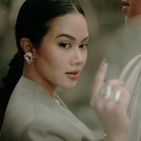 Setelah merilis lagu terbarunya itu, Yura pun baru mulai terbuka pada publik. Dirinya mengunggah beberapa foto-foto bak pre-wedding bersama kekasih. Foto: Instagram/yurayunita