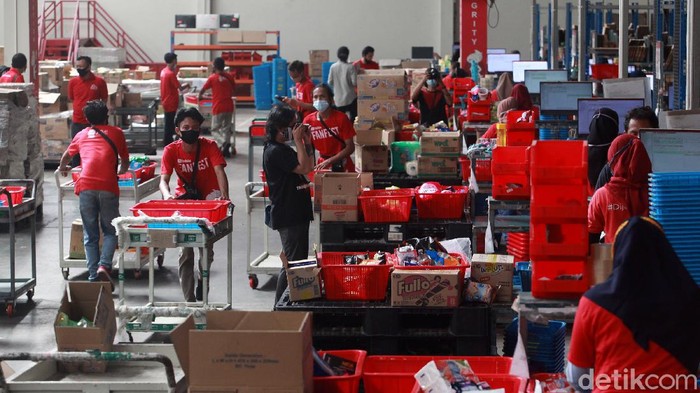 Para pekerja pengemasan (picker) beradu cepat menyelesaikan order pemesanan belanja online (e-commerce) di JD.ID Warehouse, di Marunda, Jakut.