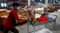 Begini potret salah satu picker yang berlarian di gudang e-commerce JD.ID, Marunda, Jakarta Utara.