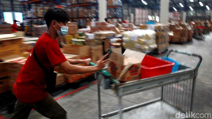 Aksi Kebut-kebutan Para Picker e-Commerce Jelang Harbolnas Para pekerja pengemasan (picker) beradu cepat menyelesaikan order pemesanan belanja online (e-commerce) di JD.ID Warehouse, di Marunda, Jakut.