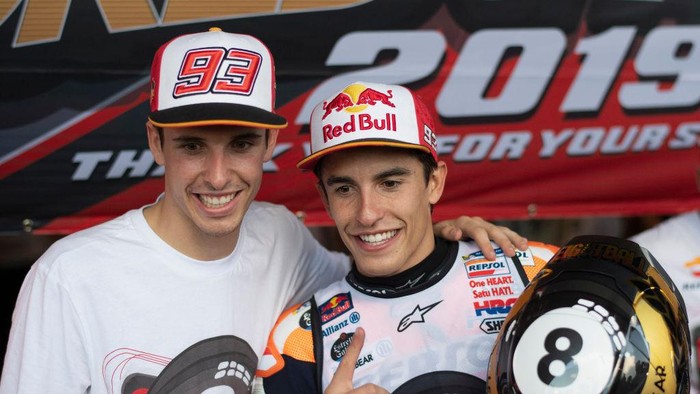 BANGKOK, THAILAND - OCTOBER 06: Marc Marquez of Spain and Repsol Honda Team  celebrates the MotoGP victory and the 2019 MotoGP Championship with his brother Alex Marquez (L) at the end of the MotoGP race  during the MotoGP of Thailand - Race on October 06, 2019 in Bangkok, Thailand. (Photo by Mirco Lazzari gp/Getty Images)